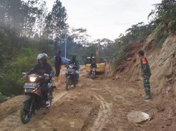 Longsor Dibersihkan Usai 3 Hari Tutup Jalan di Mamasa, Lalin Kembali Normal