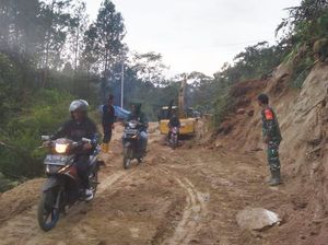 Longsor Dibersihkan Usai 3 Hari Tutup Jalan di Mamasa, Lalin Kembali Normal Longsor Dibersihkan Usai 3 Hari Tutup Jalan di Mamasa, Lalin Kembali Normal