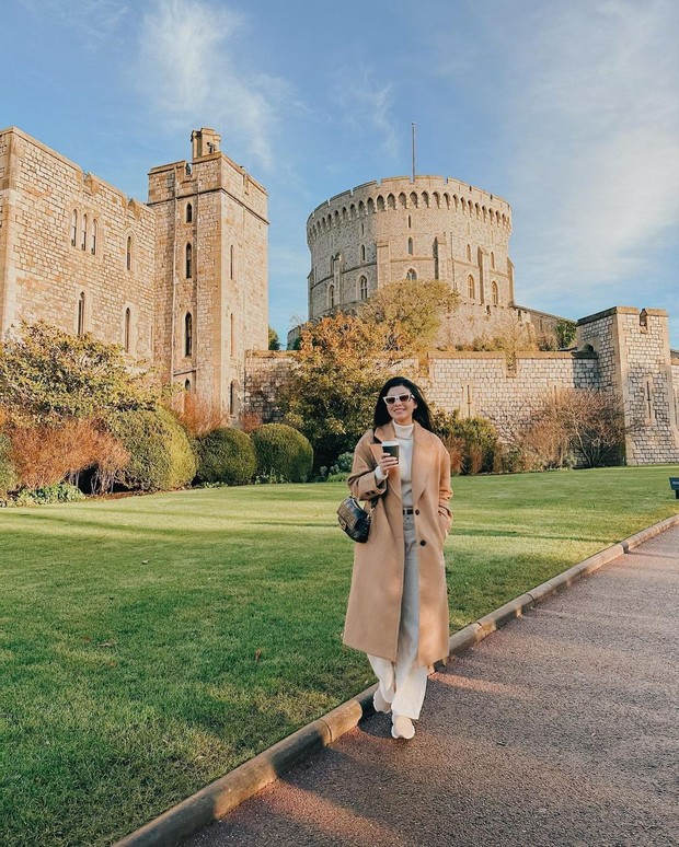 Medina Dina dengan long coat yang elegan/Sumber: IG @medinadinaaa