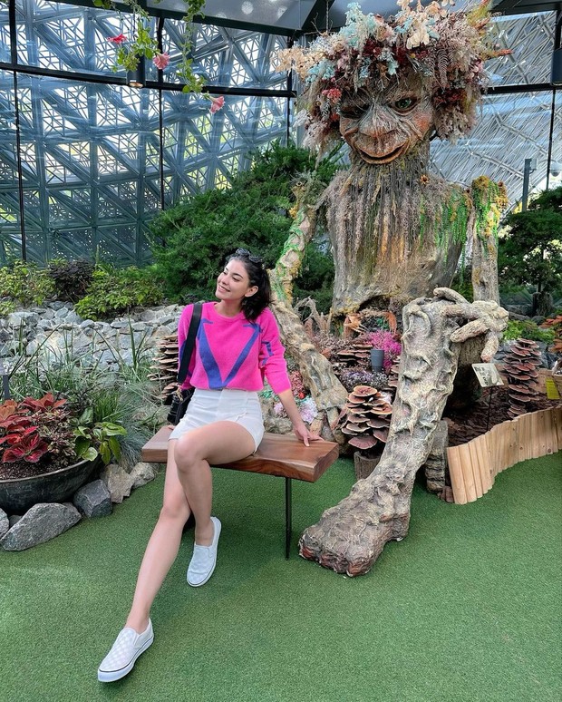 Medina Dina dengan short pants saat ke luar negeri/Sumber: IG @medinadinaaa