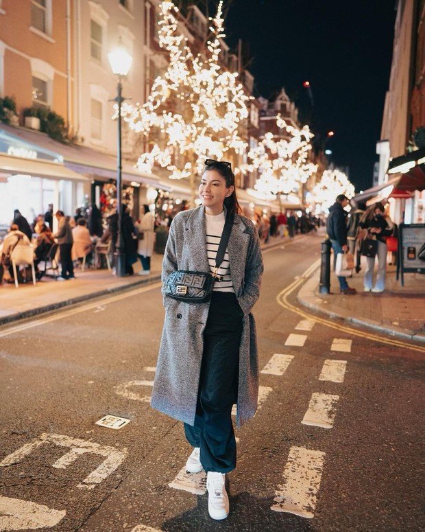 Medina Dina dengan stripped shirt saat liburan/Sumber: IG @medinadinaaa