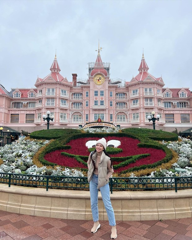 Medina Dina dengan vest saat ke luar negeri/Sumber: IG @medinadinaaa