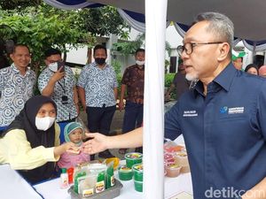 Zulhas Bagi-bagi THR ke Pedagang buat Tambah Modal