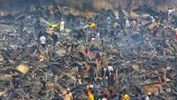 Mengais Sisa-sisa di Puing Kebakaran Pasar Baju Murah Bangladesh