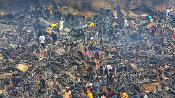 Mengais Sisa-sisa di Puing Kebakaran Pasar Baju Murah Bangladesh