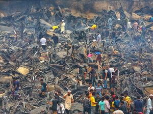 Mengais Sisa-sisa di Puing Kebakaran Pasar Baju Murah Bangladesh Mengais Sisa-sisa di Puing Kebakaran Pasar Baju Murah Bangladesh