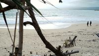 Menyapa Pasir Putih Pantai Santolo Garut
