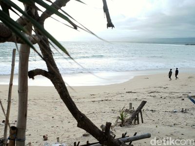 Menyapa Pasir Putih Pantai Santolo Garut