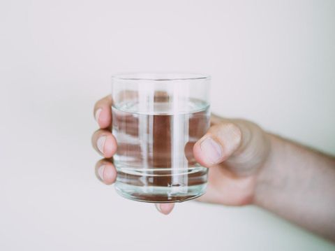Minum air putih/Foto: Pexels.com/Lisa Fotios