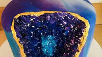 Mirip Kristal dan Permata, Ini Tampilan Geode Cake yang Cantik