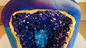 Mirip Kristal dan Permata, Ini Tampilan Geode Cake yang Cantik