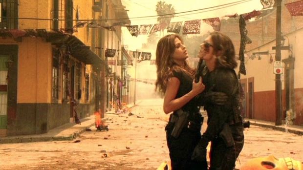 Cuplikan adegan Eva Mendes dan Johnny Depp di Once Upon a Time In Mexico.
