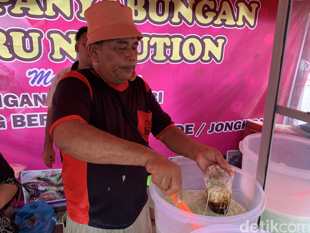 Pedagang saat menjual Toge Panyabungan di Medan