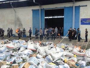 Pakaian Bekas Impor Senilai Rp 4,6 M di Asahan Dimusnahkan Pakaian Bekas Impor Senilai Rp 4,6 M di Asahan Dimusnahkan