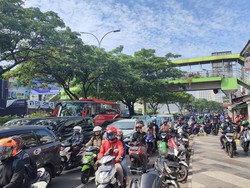 Pengemudi Pajero Tabrak Mobil di Jalan Margonda Depok, Lalu Lintas Macet