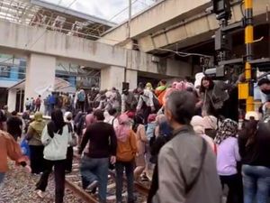 Pengguna KRL di Manggarai Saling Bantu Panjat Peron Buntut Gangguan Wesel