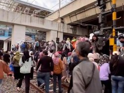 Pengguna KRL di Manggarai Saling Bantu Panjat Peron Buntut Gangguan Wesel