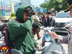 Polisi Periksa Motor Pelajar di Sekolah Jaksel, 50% Tak Punya SIM