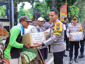 Polisi Salurkan Ratusan Paket Sembako ke Warga Kurang Mampu di Tuban