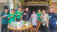 Jadi Tersangka, Ini Momen Razman Nasution Makan di Kaki Lima hingga Bareng Pejabat