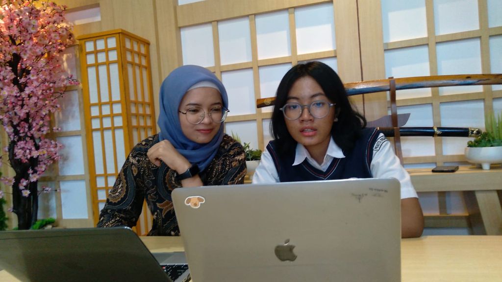 Ryura Assyifa Ramadhina (17) siswi SMA Pradita Dirgantara diterima 10 kampus luar negeri. Foto diunggah Kamis (6/4/2023).