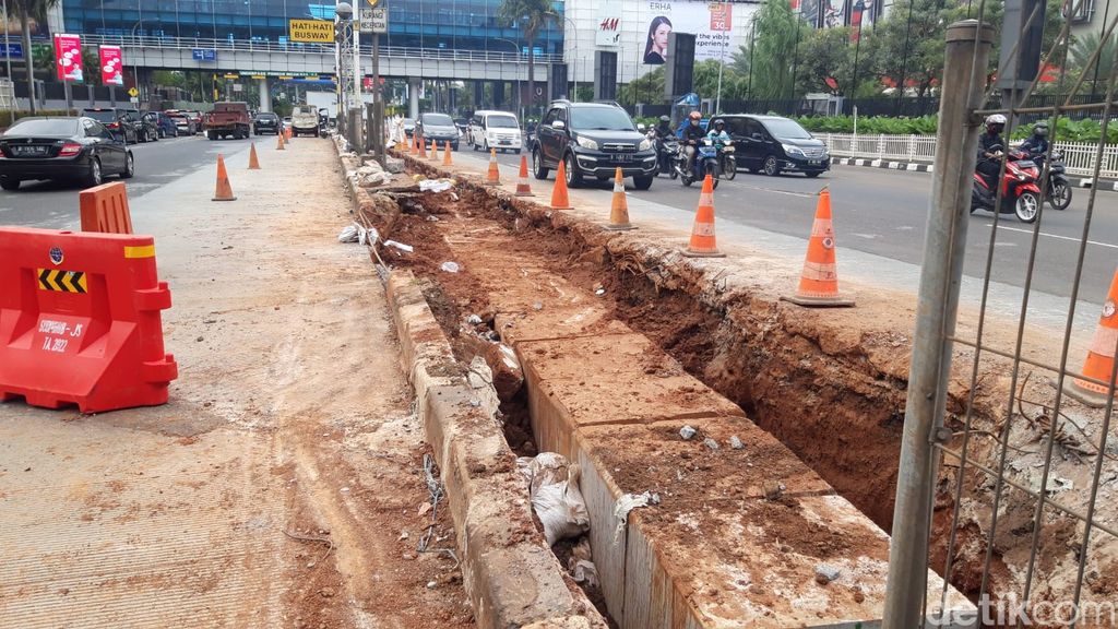 Saluran air yang diperbaiki di median jalan kawasan Mal Pondok Indah, Jl Metro Pondok Indah, Jaksel, 6 APril 2023. (Magdalena Handrica NG/detikcom)