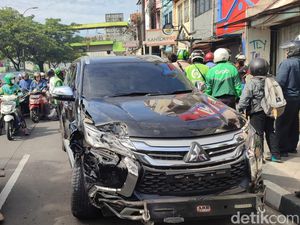 5 Fakta Sopir Pajero Nabrak Mobil Lalu Meracau Sambil Telanjang Dada 5 Fakta Sopir Pajero Nabrak Mobil Lalu Meracau Sambil Telanjang Dada