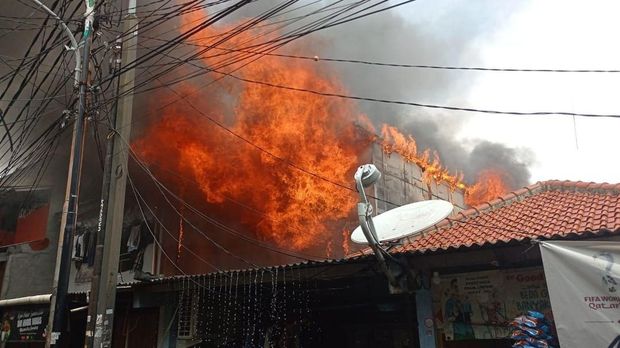 Sebuah rumah di Utan Kayu Utara, Matraman, Jakarta Timur (Jaktim), terbakar. Asap tebal berwarna hitam sempat membubung ke udara. (dok Damkar DKI)