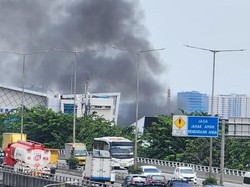 Sejumlah Rumah di Utan Kayu Jaktim Terbakar, Asap Hitam Membubung