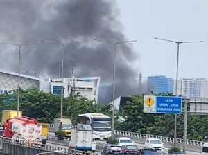 Sejumlah Rumah di Utan Kayu Jaktim Terbakar, Asap Hitam Membubung Sejumlah Rumah di Utan Kayu Jaktim Terbakar, Asap Hitam Membubung