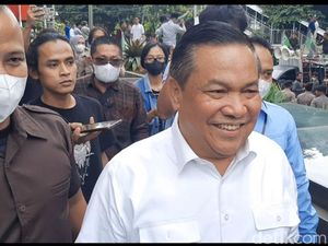 Sekda Riau Enggan Komentar soal Aksi Istrinya Pamer Kemewahan Sekda Riau Enggan Komentar soal Aksi Istrinya Pamer Kemewahan