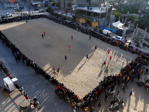 Sepakbola Jalanan, Jadi Ngabuburit Warga Rafah Palestina Sepakbola Jalanan, Jadi Ngabuburit Warga Rafah Palestina