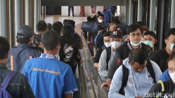 Stasiun Bandung yang Mulai Ramai Pemudik