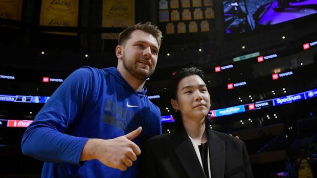 LOS ANGELES, CA - JANUARY 12: Luka Doncic #77 of the Dallas Mavericks poses with Suga, a member of the South Korean band BTS, before the game between the Los Angeles Lakers and Dallas Mavericks at Crypto.com Arena on January 12, 2023 in Los Angeles, California. NOTE TO USER: User expressly acknowledges and agrees that, by downloading and or using this photograph, User is consenting to the terms and conditions of the Getty Images License Agreement. (Photo by Kevork Djansezian/Getty Images)
