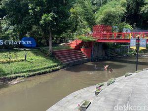 Ngabuburit Asyik di Teras Cikapundung Bandung