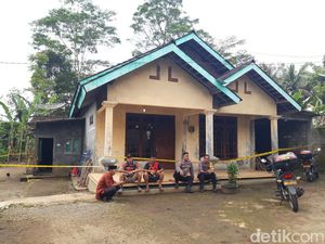 TKP Rumah Wanita Cepogo Boyolali Tewas Bersimbah Darah Digaris Polisi TKP Rumah Wanita Cepogo Boyolali Tewas Bersimbah Darah Digaris Polisi