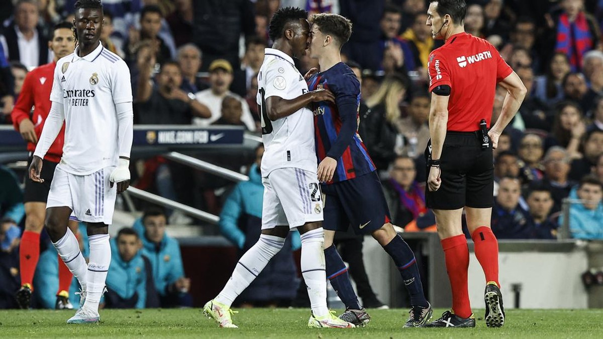 Vinicius Junior dan Gavi ribut di babak pertama El Clasico antara Barcelona vs Real Madrid di semifinal Copa del Rey. (Foto: Gongora/NurPhoto via Getty Images)