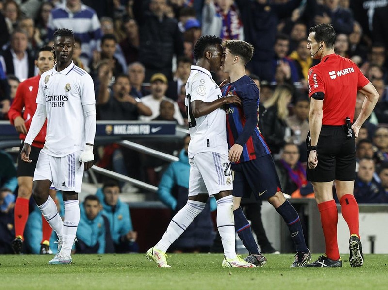 20 Vinicius Jr of Real Madrid arguing against 30 Gavi of FC Barcelona during the semi finals of the Copa del Rey, Spanish Kings Cup match between FC Barcelona v Real Madrid at Spotify Camp Nou Stadium in Barcelona, Spain, on April 5th, 2023. (Photo by Gongora/NurPhoto via Getty Images)