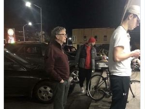 Viral Foto Bill Gates Antre di Gerai Burger, Netizen Puji Kesederhanaannya Viral Foto Bill Gates Antre di Gerai Burger, Netizen Puji Kesederhanaannya