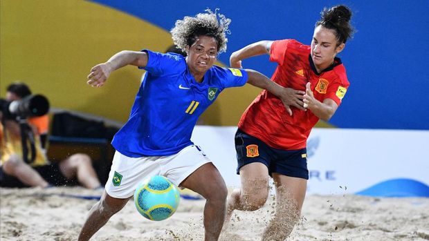 A handout picture provided by the Association of National Olympic Committees on October 14, 2019, shows players vying for the ball during the Spain vs. Brazil match in women's beach soccer preliminaries at Doha's Katara Beach, on the fourth day of the 1st ANOC World Beach Games. - More than 1,500 athletes from 97 countries representing disciplines from beach volleyball to skateboarding, compete in Qatar during the World Beach Games which take place between October 11 and 16. (Photo by ANOC / AFP) / RESTRICTED TO EDITORIAL USE - MANDATORY CREDIT 