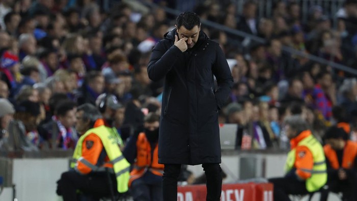 Barcelonas head coach Xavi Hernandez gestures during the Spanish Copa del Rey semifinal, second leg soccer match between Barcelona and Real Madrid at the Camp Nou stadium in Barcelona, Spain, Wednesday, April 5, 2023. (AP Photo/Joan Monfort)