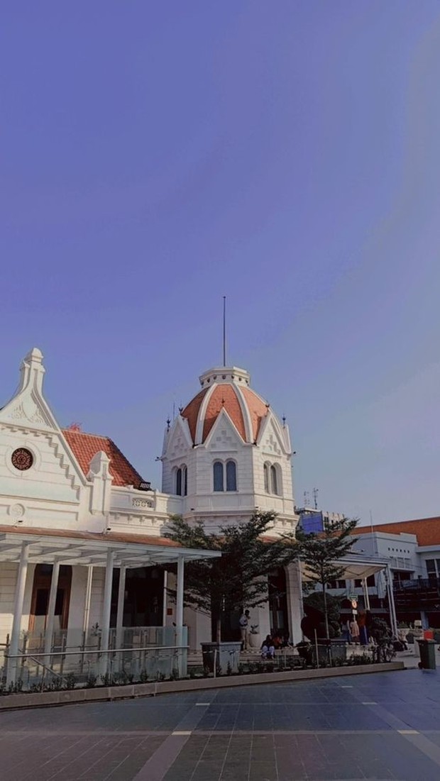 alun-alun Surabaya/foto: pinterest.com/takul 2209 alun-alun surabaya merupakan salah satu wisata ikonik gratis di tengah kota