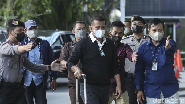 Komisi Pemberantasan Korupsi (KPK) melakukan operasi tangkap tangan atau OTT terhadap Bupati Meranti, Muhammad Adil. Kini, Adil telah tiba di Gedung KPK, Jakarta Selatan, Jumat (7/4/2023).