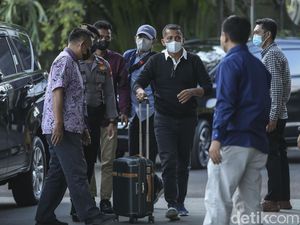 Bupati Meranti M Adil Tiba di Gedung KPK Sambil Bawa Koper Bupati Meranti M Adil Tiba di Gedung KPK Sambil Bawa Koper