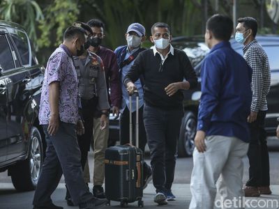 Bawa Koper, Bupati Meranti M Adil Tiba di KPK