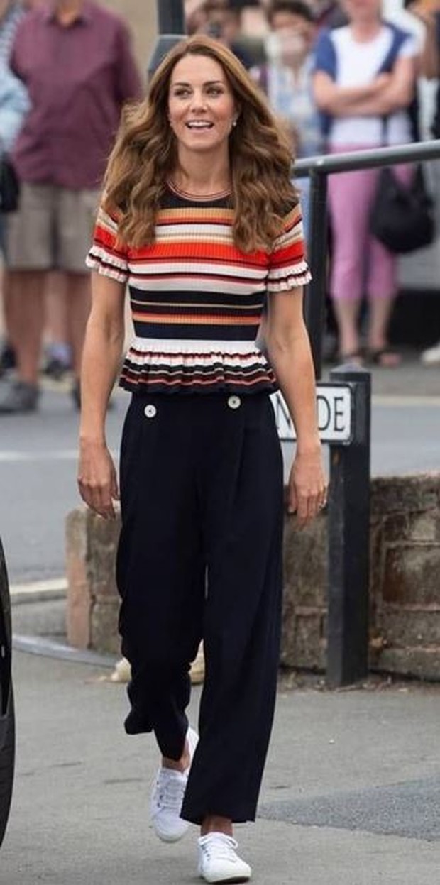 Berburu telur paskah dengan outfit yang kasual. Foto Instagram: katemiddletonalloutfits