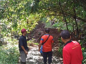 Ruas Jalan di Datah Karangasem Ambles, 40 KK Terisolasi