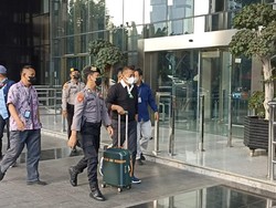 Penampakan Bupati Meranti yang Kena OTT saat Tiba di KPK