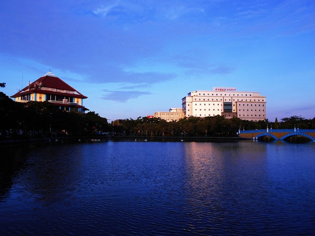 Danau UNAIR kampus C/foto: pixabay.com/cicityara danau unair kampus C merupakan salah satu wisata air hijau nan sejuk