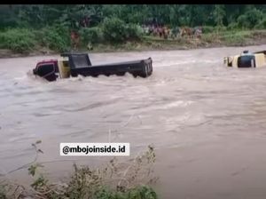 2 Dump Truk Terjebak Banjir di Bima, Awalnya Hendak Menolong 2 Dump Truk Terjebak Banjir di Bima, Awalnya Hendak Menolong
